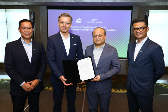 30일(현지시간) 말레이시아 쿠알라룸푸르에서 케이룰 아잘 부냐민(왼쪽부터) DNV 말레이시아 총괄, 루카즈 루완스키 DNV 아태지역 부문 총괄, 윤균중 삼성중공업 해양EM팀장, 데니 이사 MISC Maritime Services 사장이 기념촬영을 하고 있다.삼성중공업 제공